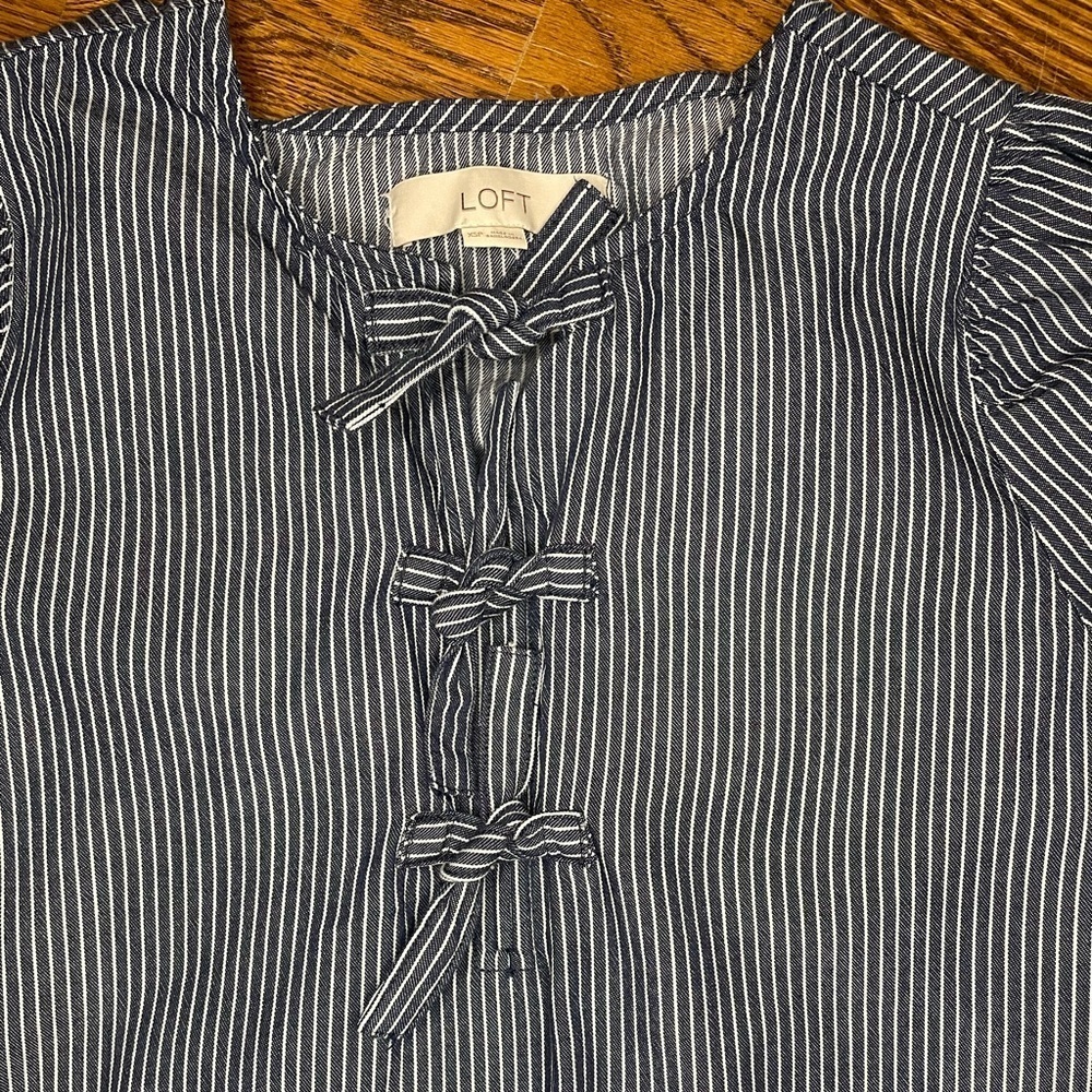 Ann Taylor LOFT Blue Striped Chambray Bow Top Shirt Blouse sz XS Petite - Picture 2 of 7